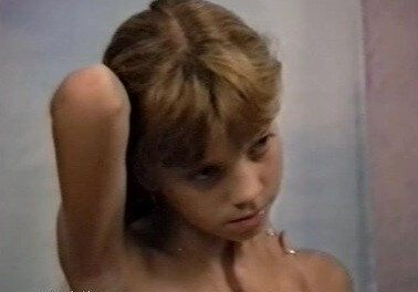 Naturistin: Julia Akt Dessous - Harmony and balance are important in this nudist culture