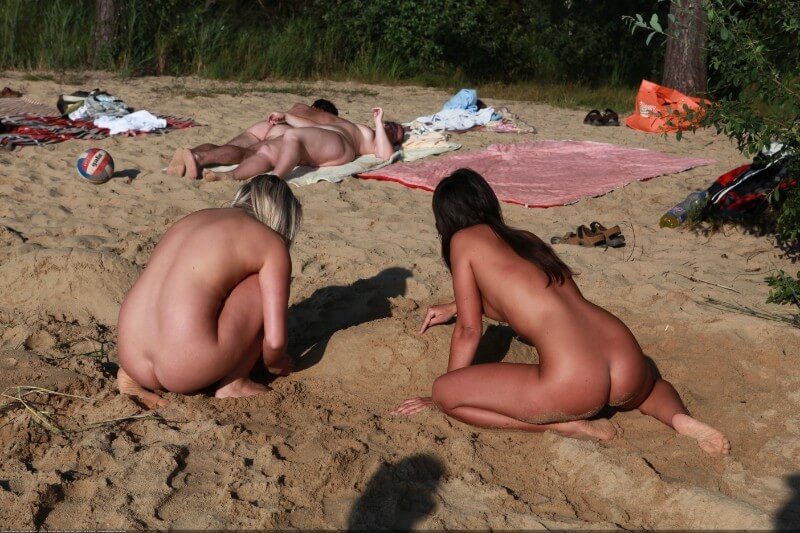 Creekside activity Big Photo gallery - Watching us naked in nature