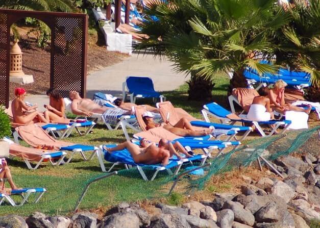 Enature - Les textiles - Freedom of choice and honesty are key ideas in naturism and nudism