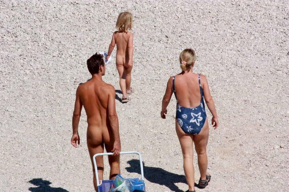 Beach Voyage Nudism Life pics - Nudism helps you get rid of insecurities and clothes