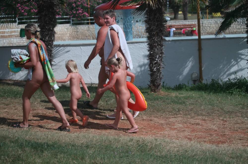 Naturist Family Movement pics - The body looks beautiful and natural in its natural, unadorned state