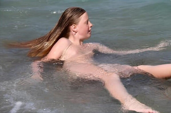 Turqoise Water Splash pics - A true nudist vacation
