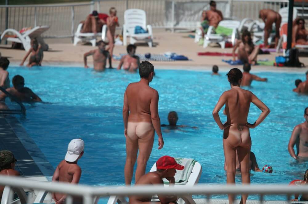 Pool-Shore Group Exercise - Values trust and friendliness among naked people