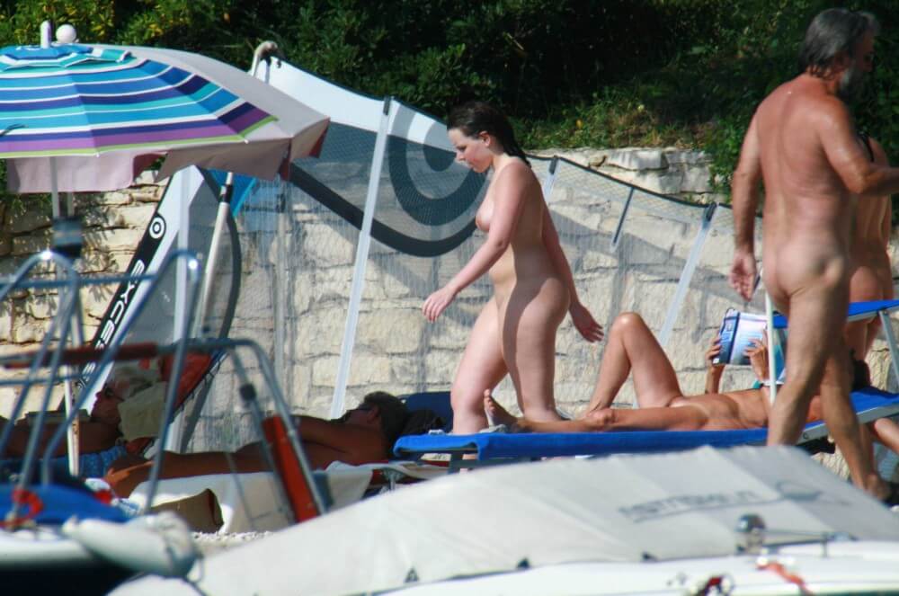 Girl Daytime Bath - Nudism and naturism help overcome prejudices and fears related to physical appearance