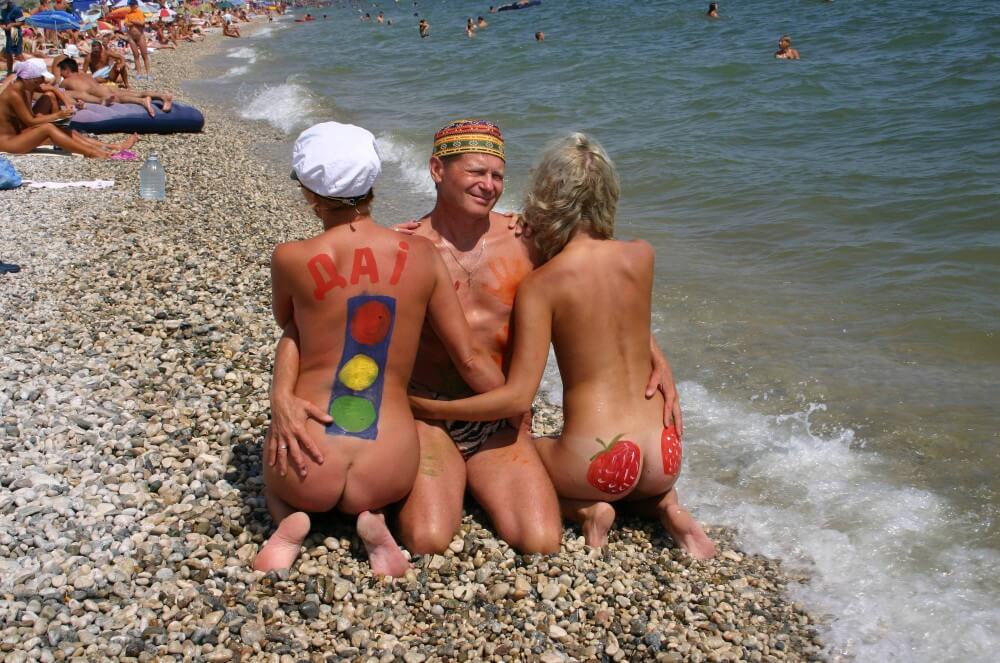 Bold Outdoor Nude Poses pics - The practice of nudism helps overcome insecurities and overcome fears