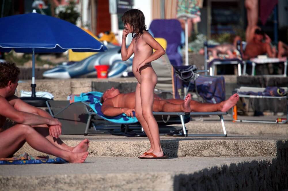 Girl Walk to Nudist Shower pics - Nudity in nudism is a form of honesty with oneself