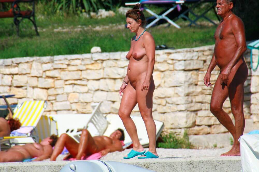 Ula FKK Wall-Side Passby photos - Nudism promotes inner happiness