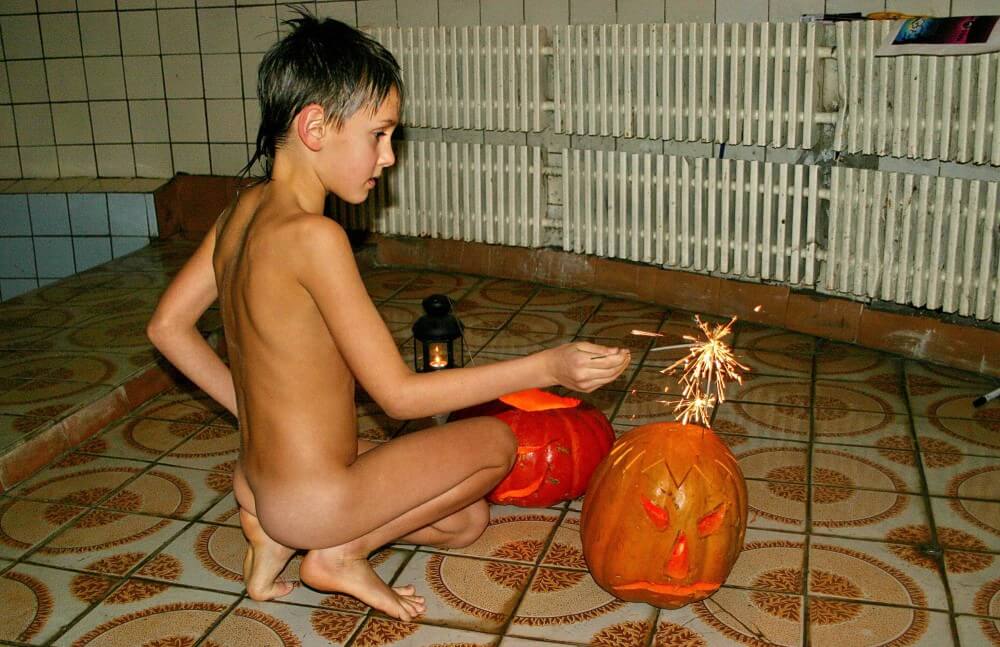 Naturism photo gallery # 20 - Openness to the world and new ideas is a defining trait of naturists and nudists