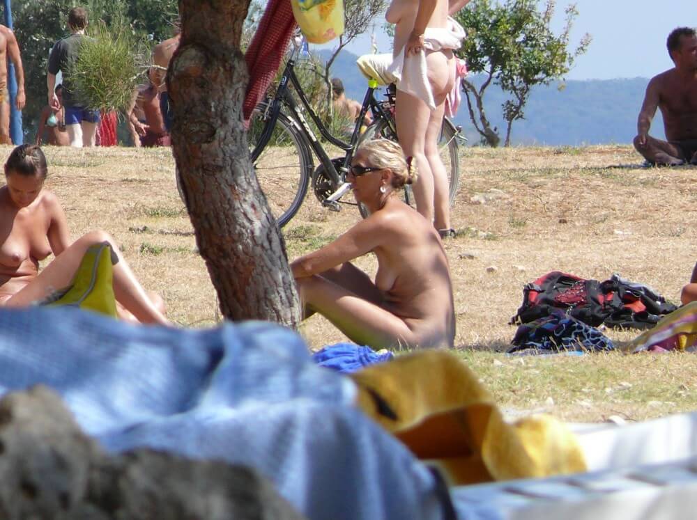 Ula FKK Shore Perspective pics - Nudity is an integral part of life in nature