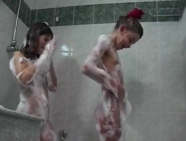 Naturistin: Rain Holiday 4 - Naturists live easily and freely