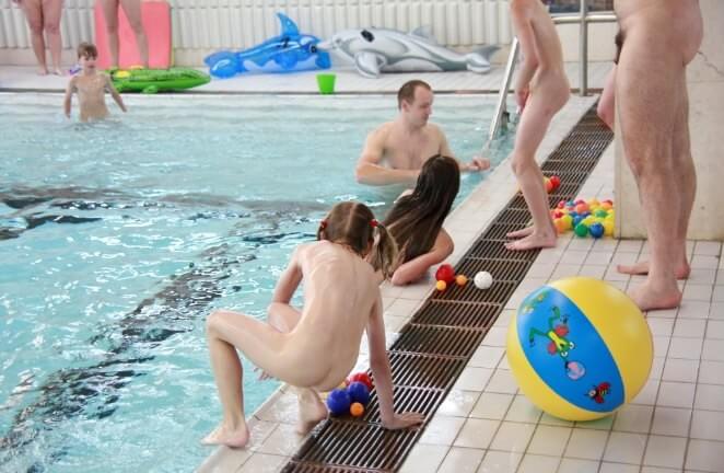 Nude family in the pool photos - Ordinary people as naturists