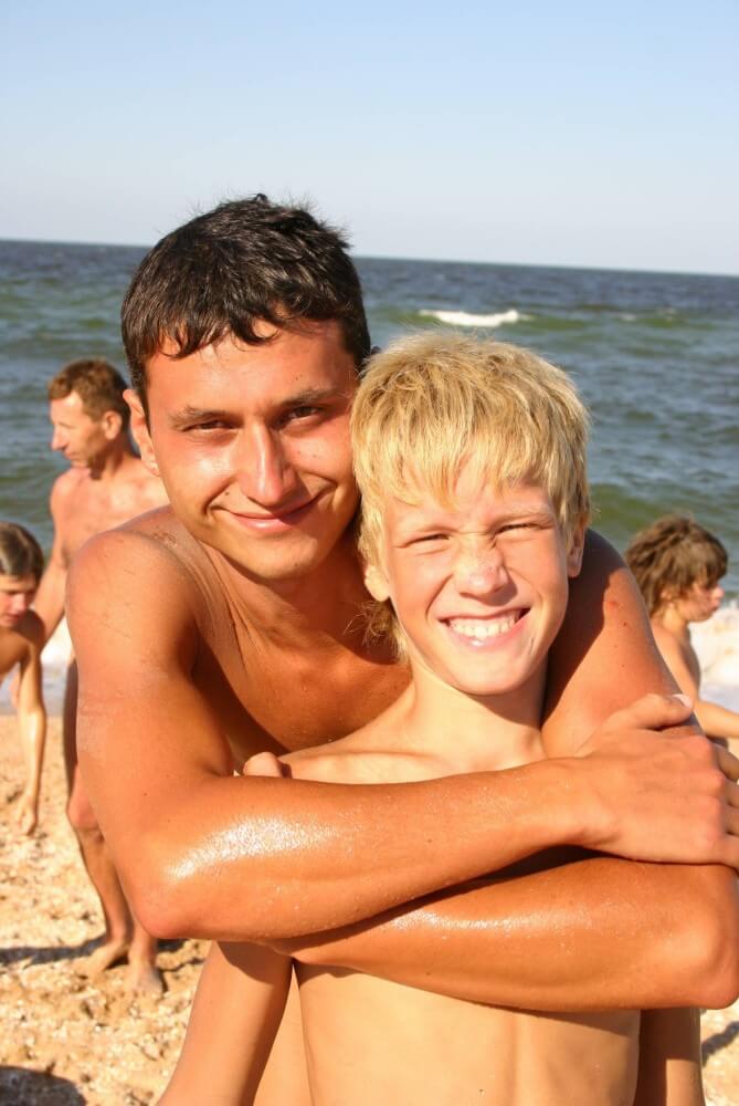 Naturist Group Pictures - Nudism promotes mental well-being